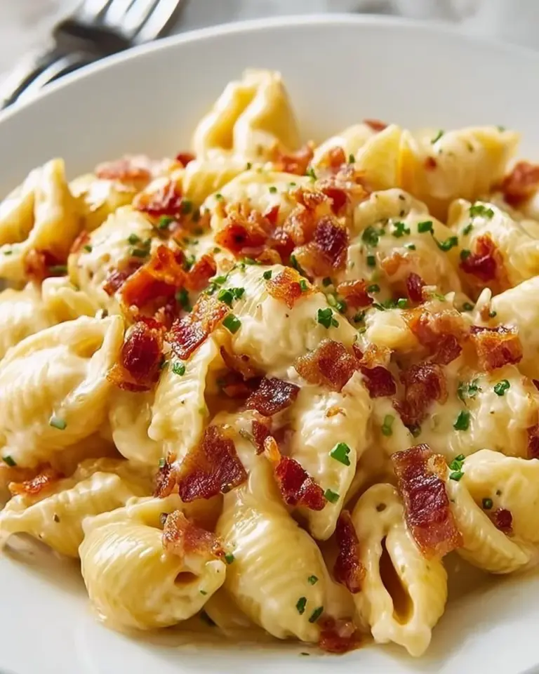 Delicious bowl of easy bacon mac and cheese topped with crispy bacon