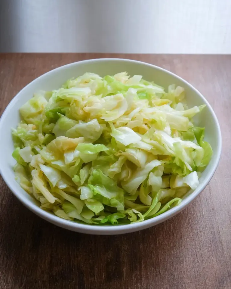 A vibrant bowl of easy cabbage stir fry with colorful vegetables